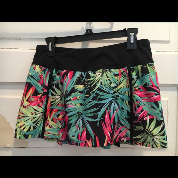Fabletics skirt with attached shorts - Picture 4 of 7
